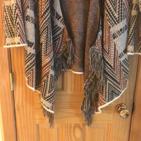 Soft & stylish sweater. Fringe on front. - Picture 6 of 6